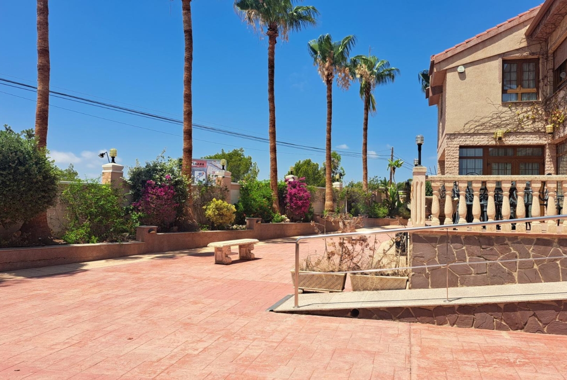 RESTAURANTE EN CABO ROIG. CON 871 M2.
