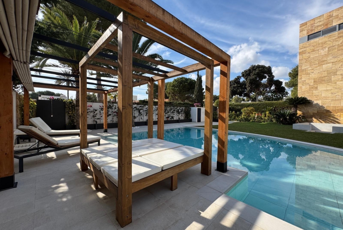 ESPECTACULAR VILLA EN CAMPOAMOR DE 847 M2 DE CASA Y 1500 M2 DE PARCELA. 7 DORM. 8 BAÑOS. PLAYA 750 M