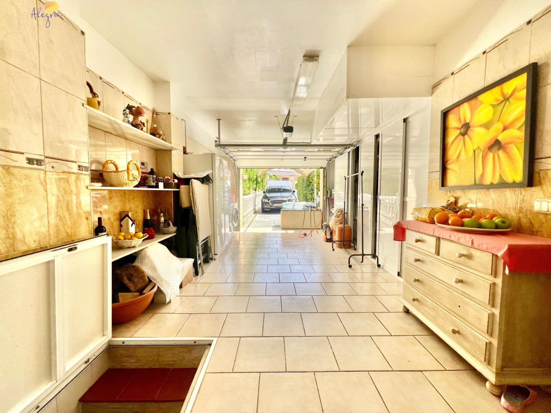 LUXURY AND LIGHT IN LOS BALCONES: YOUR VILLA WITH PRIVATE POOL AND HIGH POTENTIAL