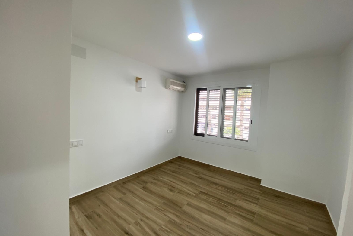 Renovated apartment on the front line of Torrevieja with lateral sea views and pool