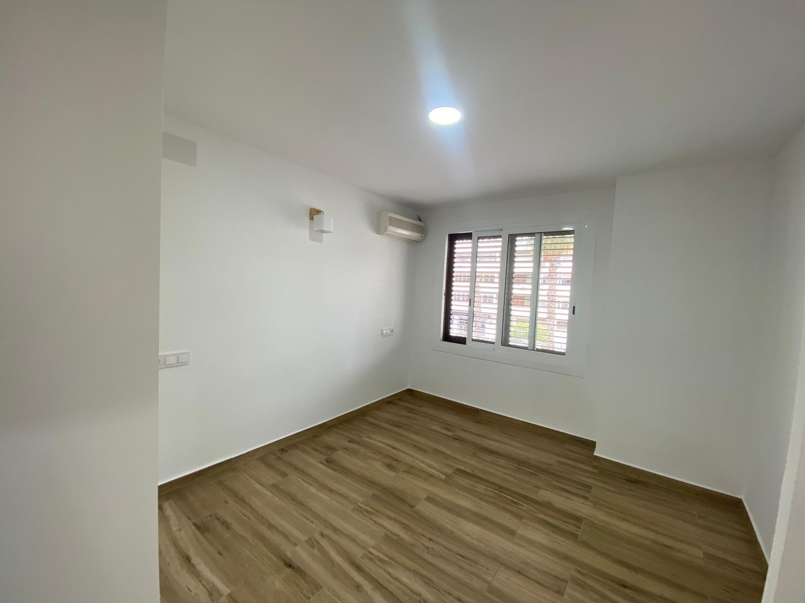 Renovated apartment on the front line of Torrevieja with lateral sea views and pool