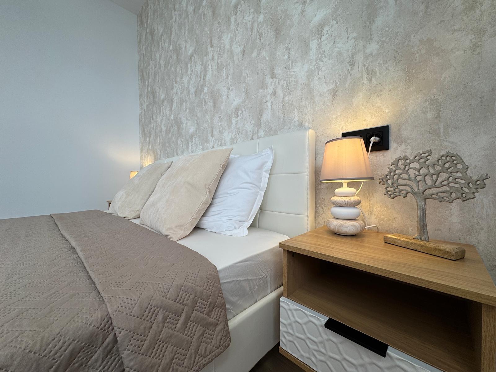 TOTALLY RENOVATED APARTMENT 20 METERS FROM THE BEACH WITH 100 M2 OF SURFACE. 3 BEDROOMS. 1 BATHROOMS.