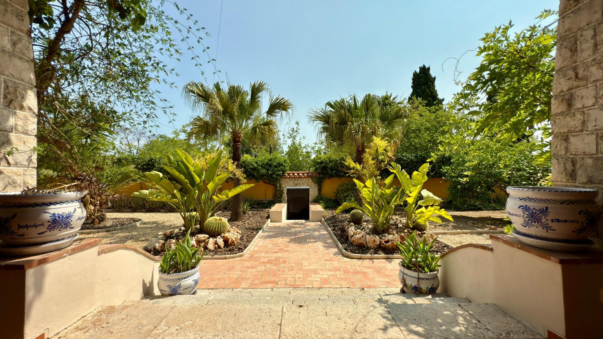 5-71-2 Exclusieve Villa Omringd door de natuur in Alicante