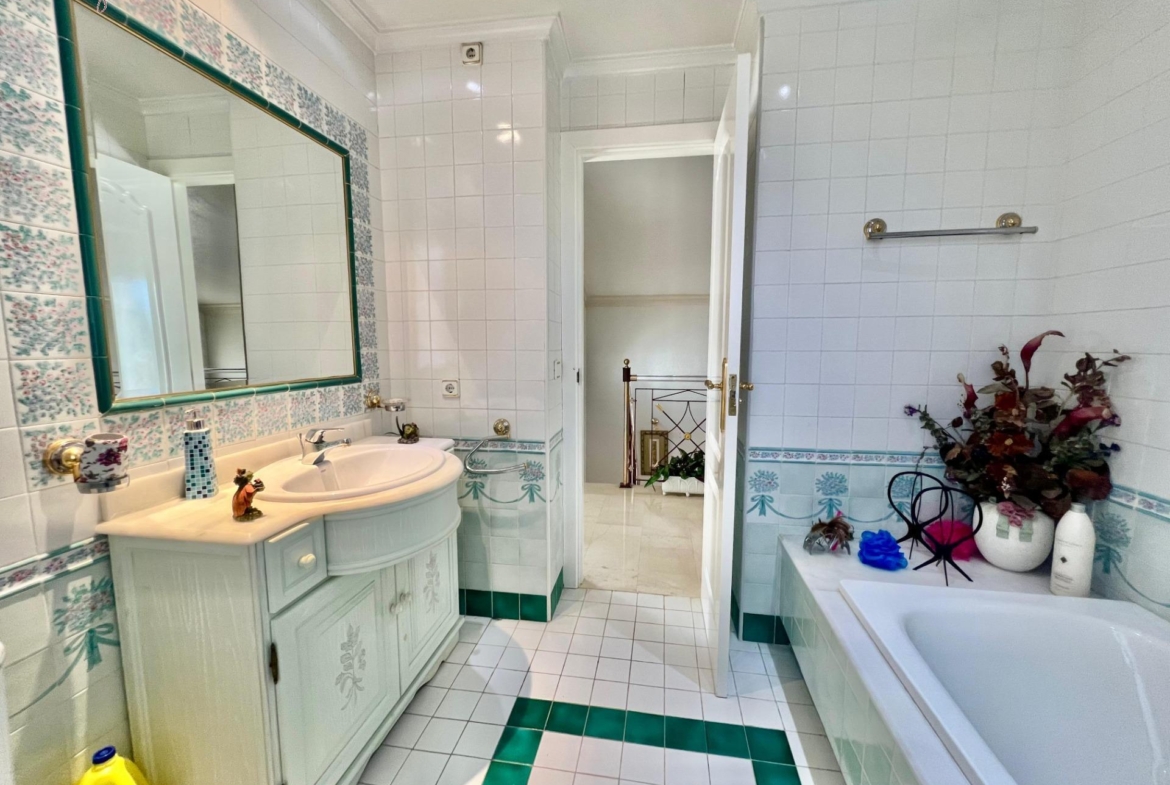 LUXURY AND LIGHT IN LOS BALCONES: YOUR VILLA WITH PRIVATE POOL AND HIGH POTENTIAL
