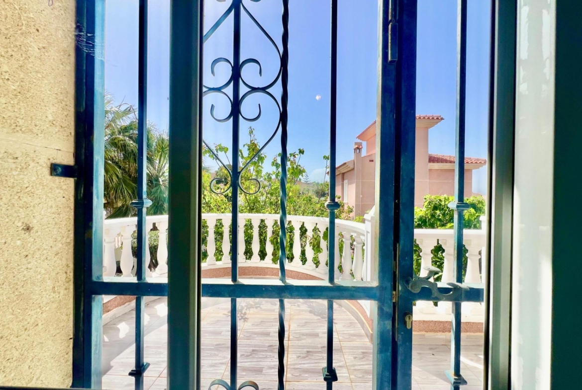 LUXURY AND LIGHT IN LOS BALCONES: YOUR VILLA WITH PRIVATE POOL AND HIGH POTENTIAL