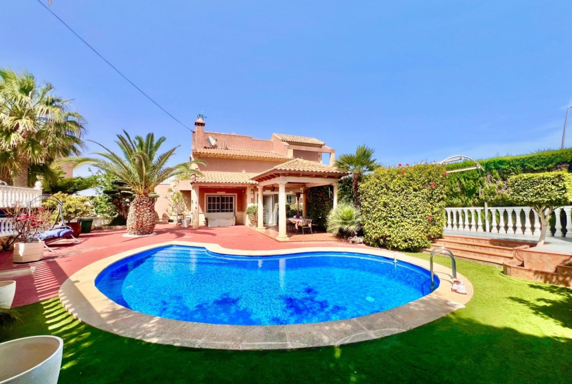 LUXURY AND LIGHT IN LOS BALCONES: YOUR VILLA WITH PRIVATE POOL AND HIGH POTENTIAL