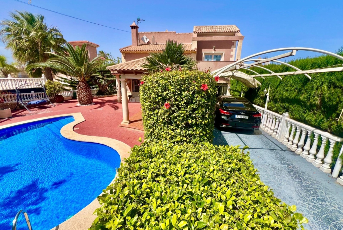 LUXURY AND LIGHT IN LOS BALCONES: YOUR VILLA WITH PRIVATE POOL AND HIGH POTENTIAL
