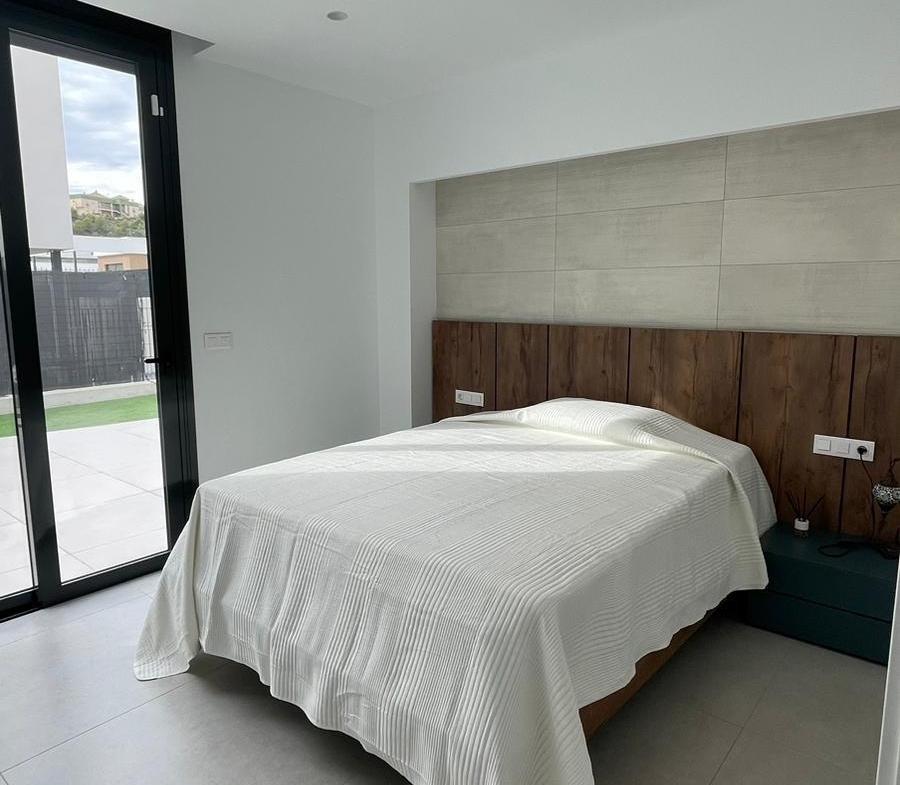 SPECTACULAIR MODERN TORN KEY VILLA