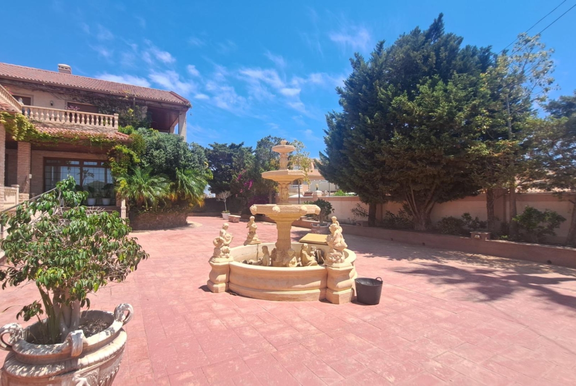 RESTAURANTE EN CABO ROIG. CON 871 M2.