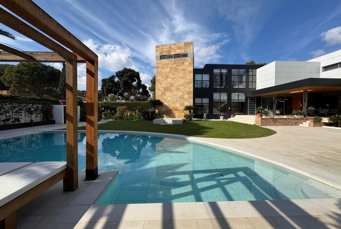 ESPECTACULAR VILLA EN CAMPOAMOR DE 847 M2 DE CASA Y 1500 M2 DE PARCELA. 7 DORM. 8 BAÑOS. PLAYA 750 M