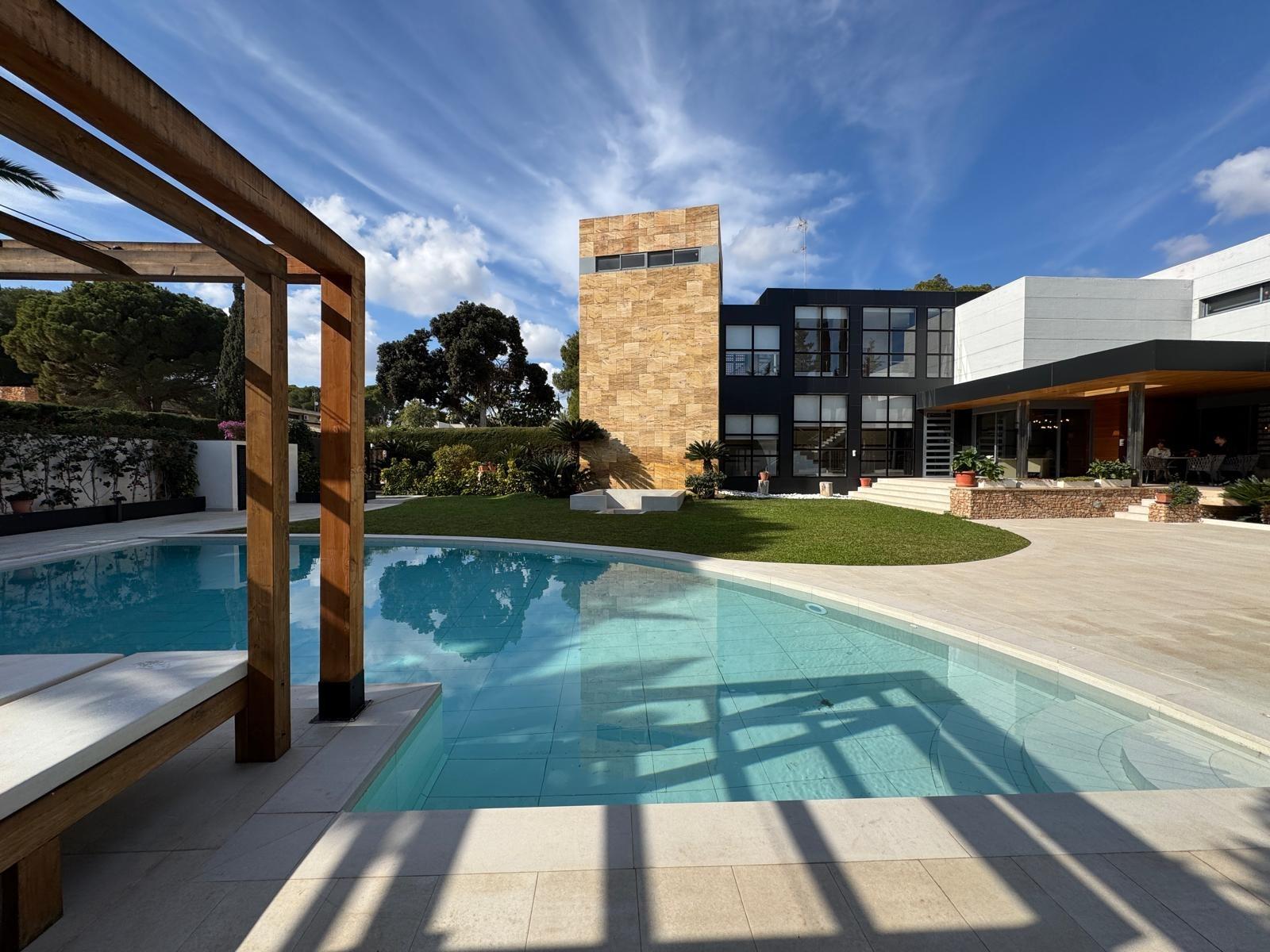 5-8-46 ESPECTACULAR VILLA EN CAMPOAMOR DE 847 M2 DE CASA Y 1500 M2 DE PARCELA. 7 DORM. 8 BAÑOS. PLAYA 750 M