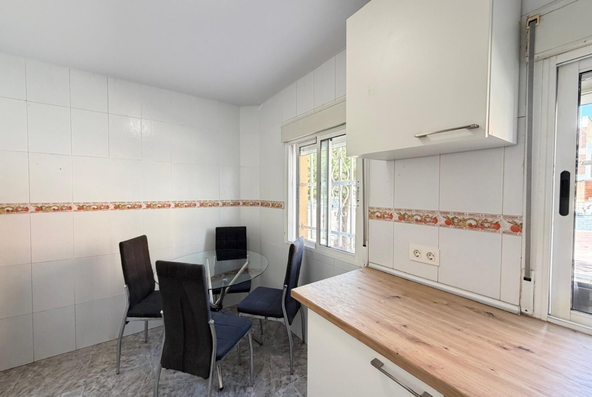 REFORMED 2-BEDROOM APARTMENT. 1 BATHROOM. WITH 65 M2. PARK OF NATIONS AREA. BEACH 800 METERS AWAY.