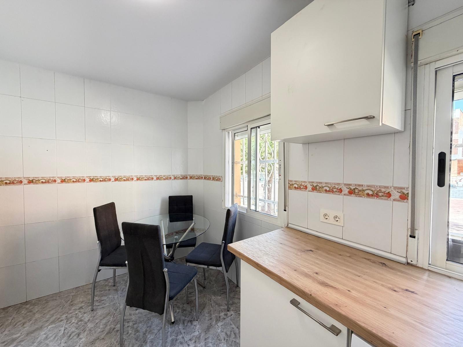 5-8-66 REFORMED 2-BEDROOM APARTMENT. 1 BATHROOM. WITH 65 M2. PARK OF NATIONS AREA. BEACH 800 METERS AWAY.