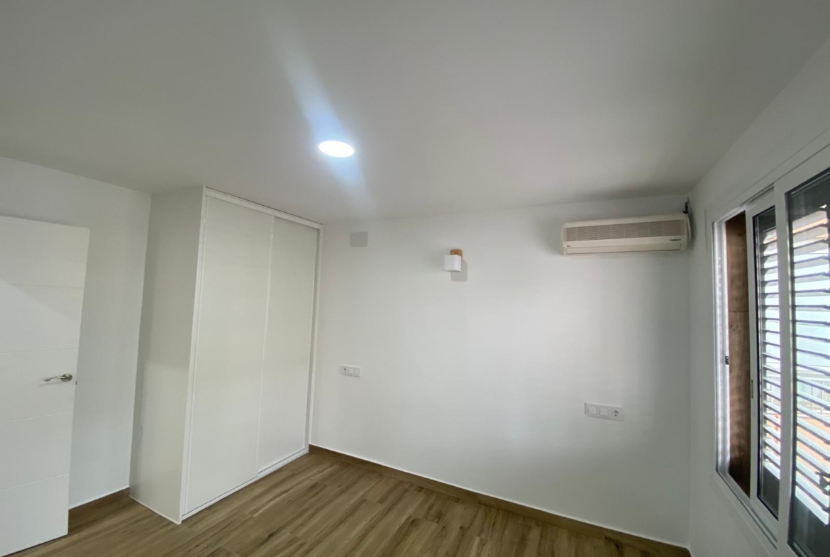 Renovated apartment on the front line of Torrevieja with lateral sea views and pool