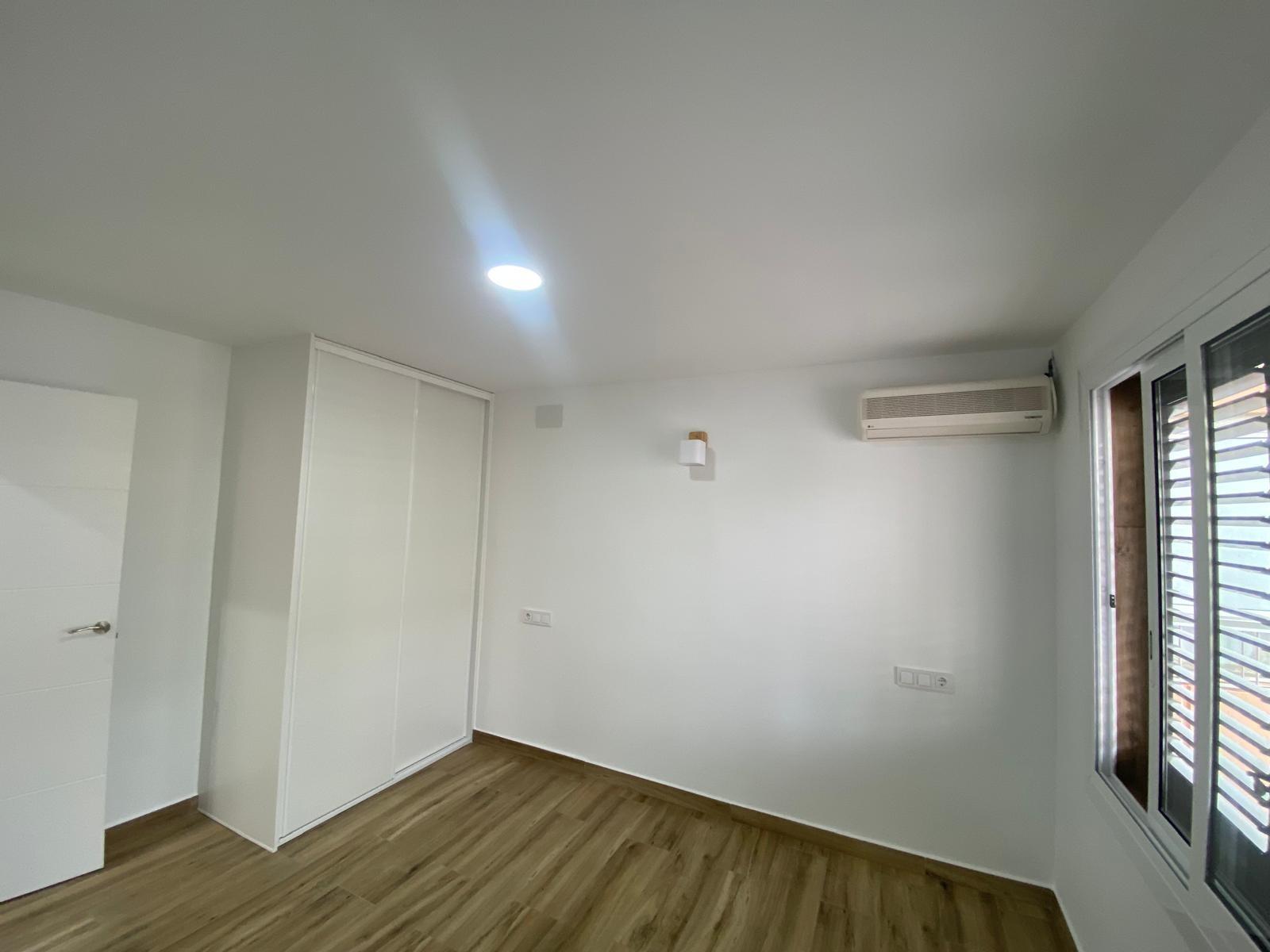 Renovated apartment on the front line of Torrevieja with lateral sea views and pool
