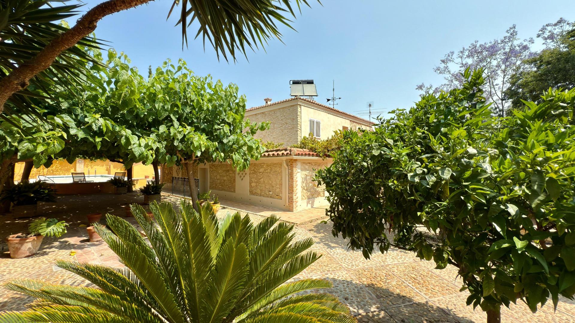 5-87 Exclusieve Villa Omringd door de natuur in Alicante