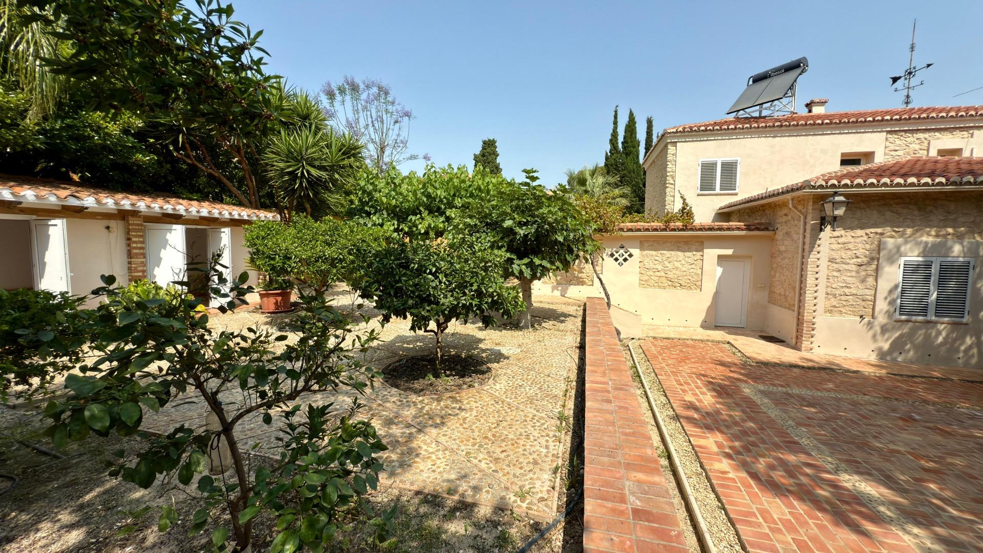 5-88 Exclusieve Villa Omringd door de natuur in Alicante