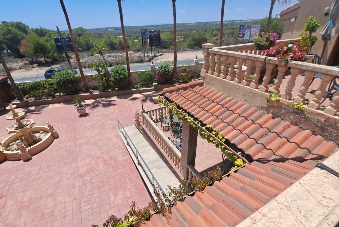 RESTAURANTE EN CABO ROIG. CON 871 M2.