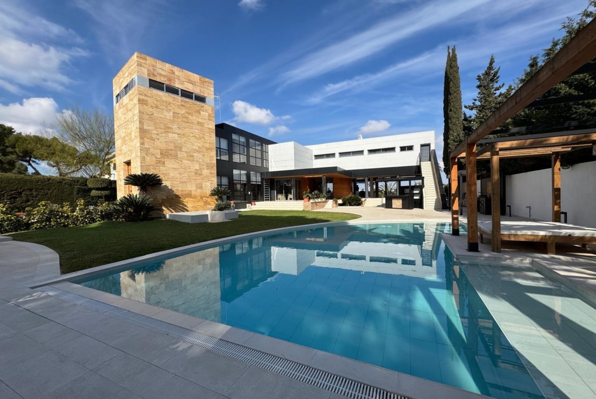 ESPECTACULAR VILLA EN CAMPOAMOR DE 847 M2 DE CASA Y 1500 M2 DE PARCELA. 7 DORM. 8 BAÑOS. PLAYA 750 M