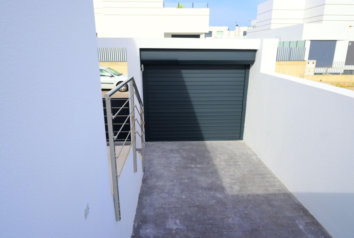 EXCLUSIVITY AND WELL-BEING: VILLA WITH GARDEN AND PRIVATE GARAGE