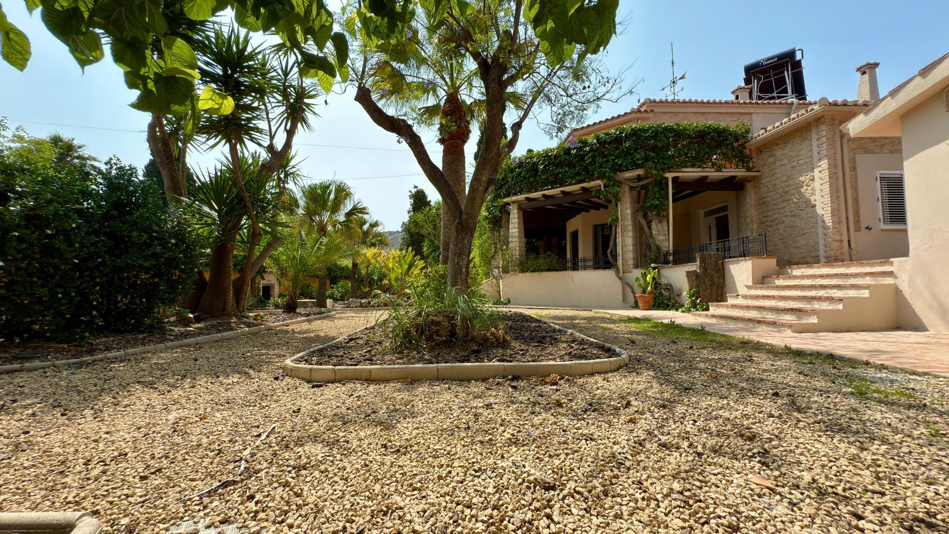 5-9-59 Exclusieve Villa Omringd door de natuur in Alicante