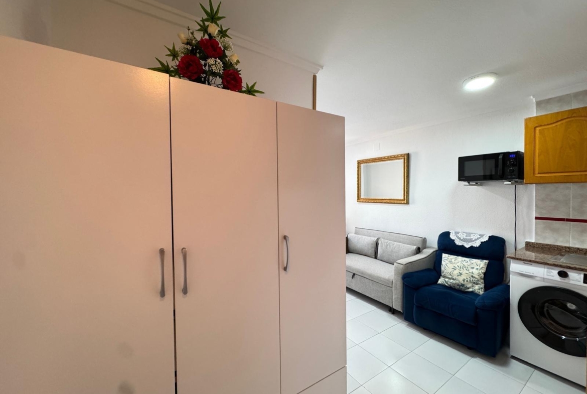 ESTUDIO A 250 METROS DE PLAYA DE LOS LOCOS Y CON 25 M2. CON PISCINA COMUNITARIA.
