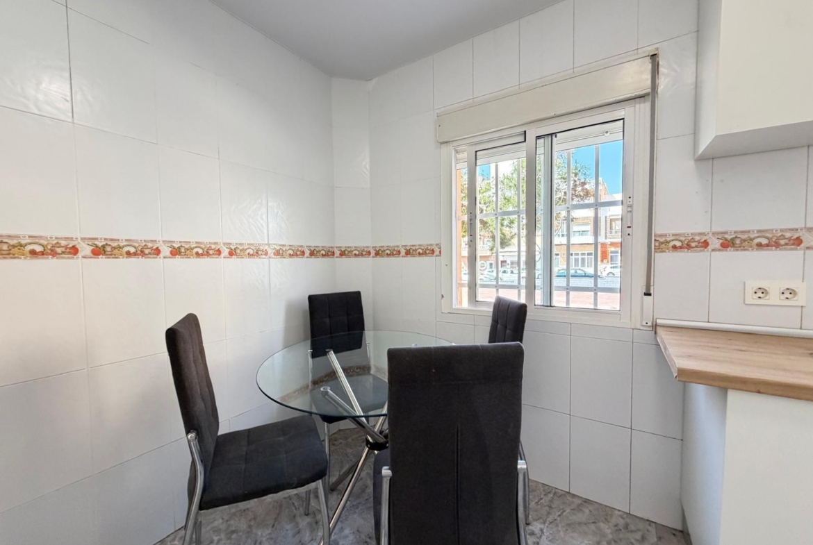REFORMED 2-BEDROOM APARTMENT. 1 BATHROOM. WITH 65 M2. PARK OF NATIONS AREA. BEACH 800 METERS AWAY.
