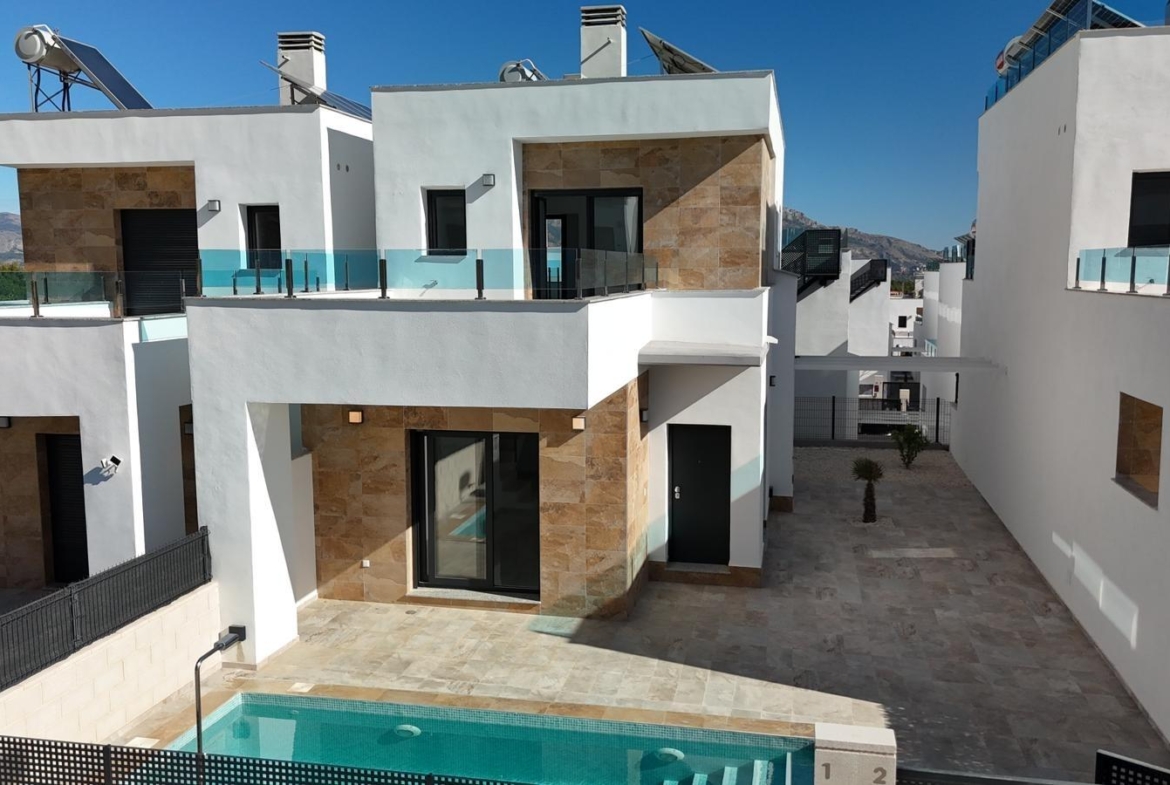 Exclusive villa in Polop with mountain views