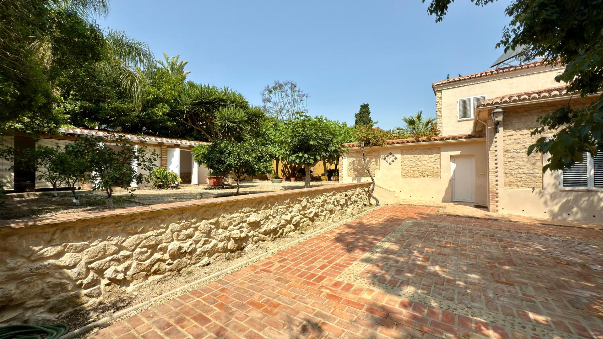 5-90 Exclusieve Villa Omringd door de natuur in Alicante