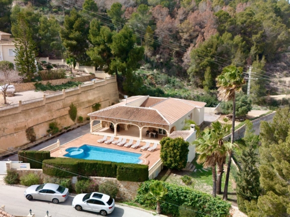 Exclusive Mediterranean villa in Calpe with large pool and panoramic views