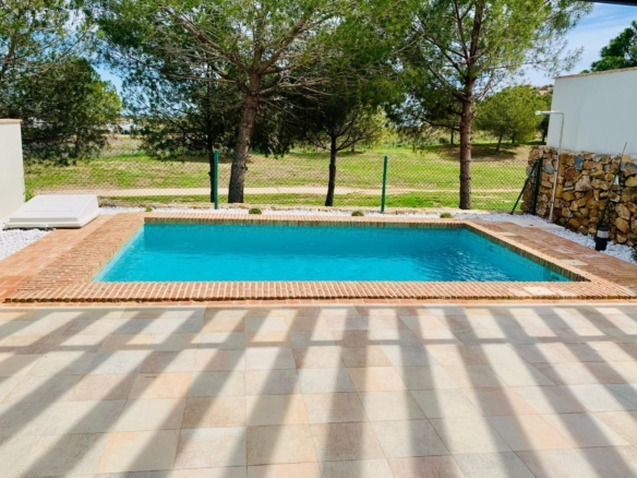 Maravillosa villa adosada en primera línea de golf con piscina privada .
