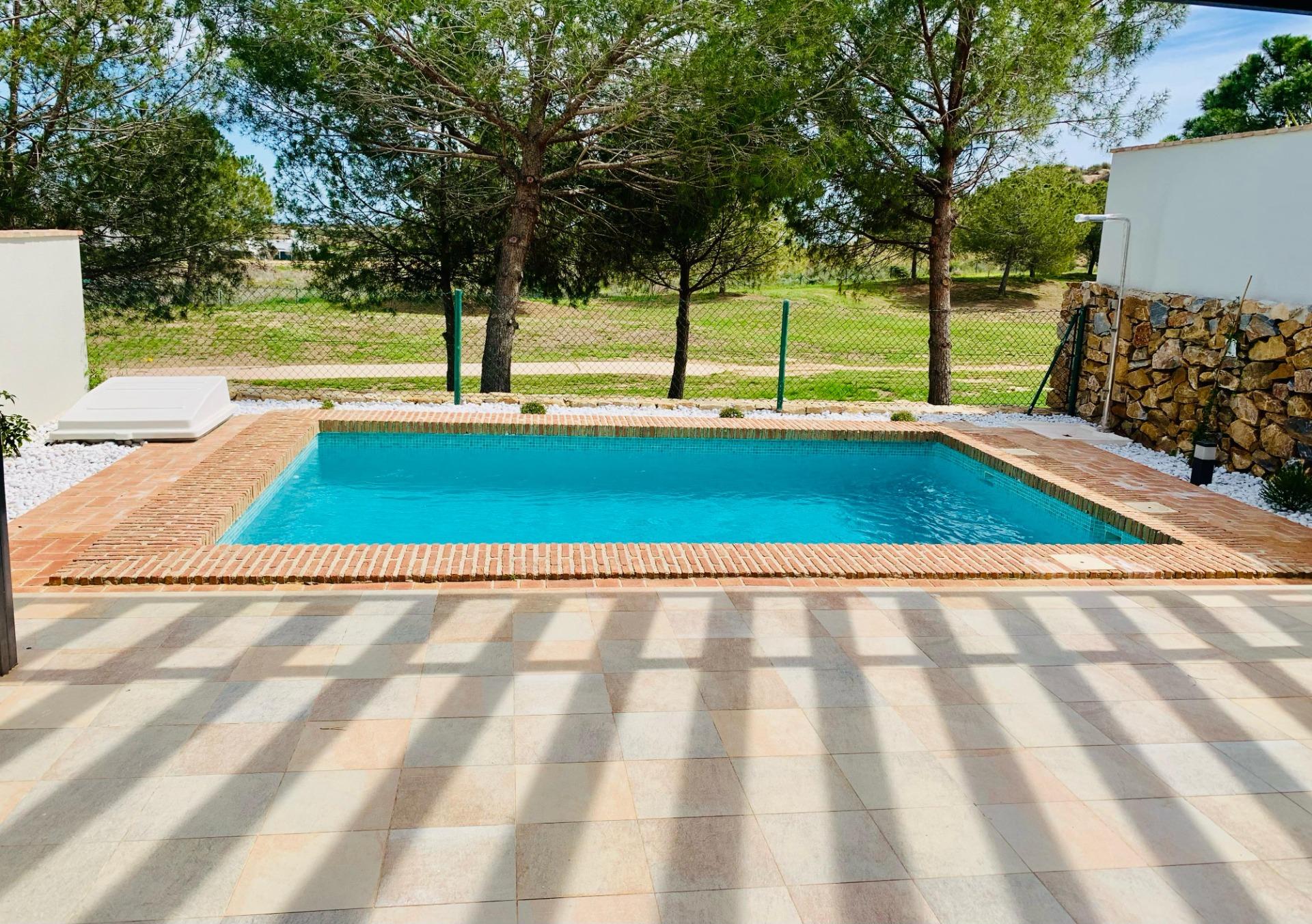 Maravillosa villa adosada en primera línea de golf con piscina privada .