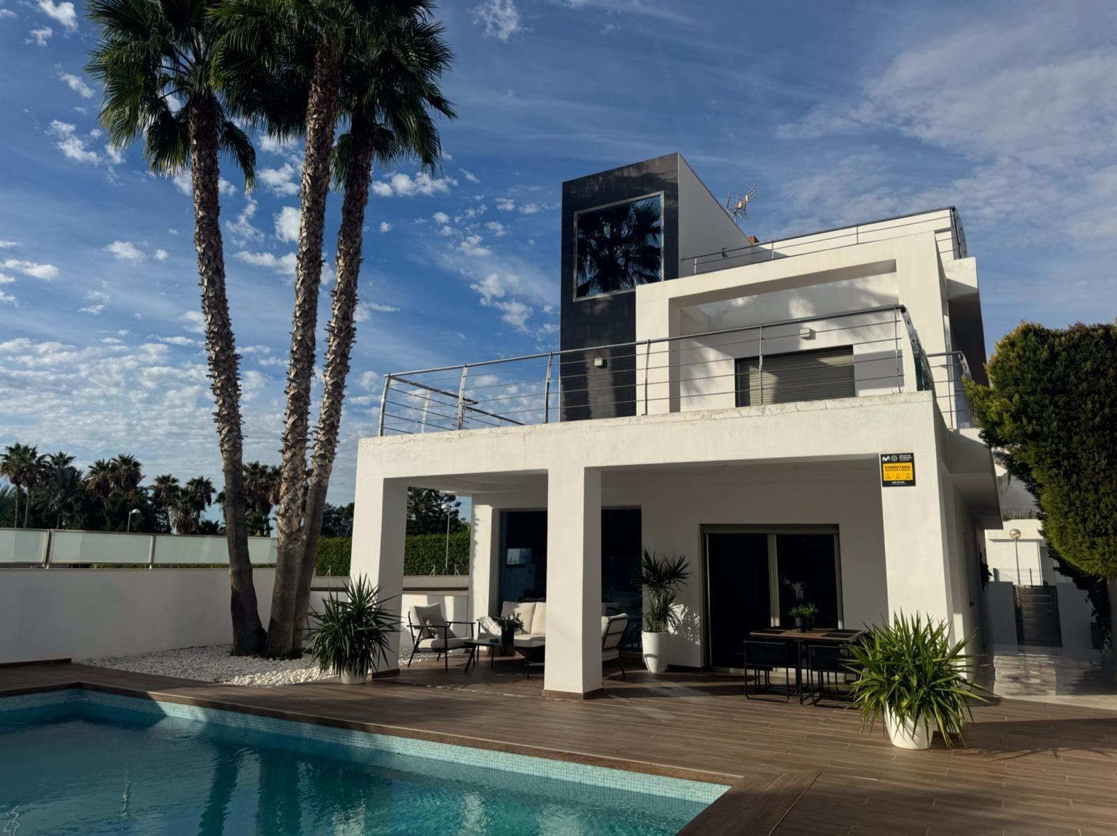 Chalet de lujo con Ascensor, Piscina y Jacuzzi Exterior en Pau 5 – Campo de Golf Alicante