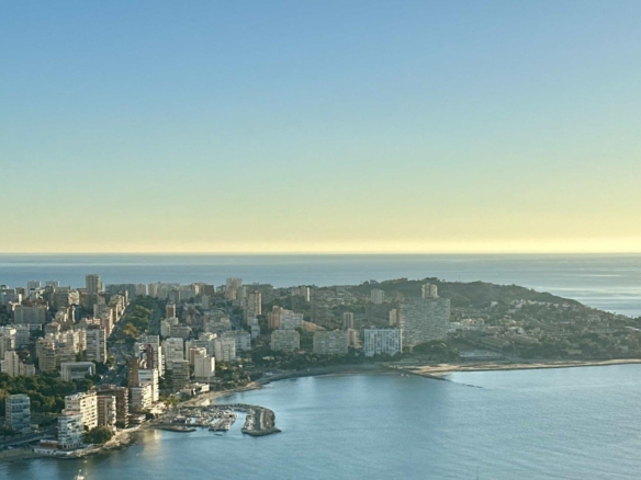 Oasis Mediterráneo en Playa de San Juan: Elegancia y Confort a Pasos del Mar