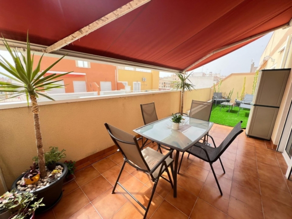 Penthouse with 30m2 terrace. South facing. 400m from the beach. Tourist license. Central location.