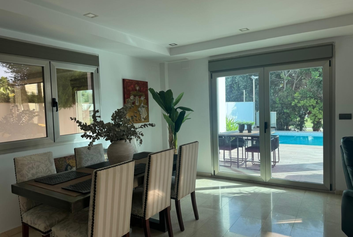 Chalet de lujo con Ascensor, Piscina y Jacuzzi Exterior en Pau 5 – Campo de Golf Alicante