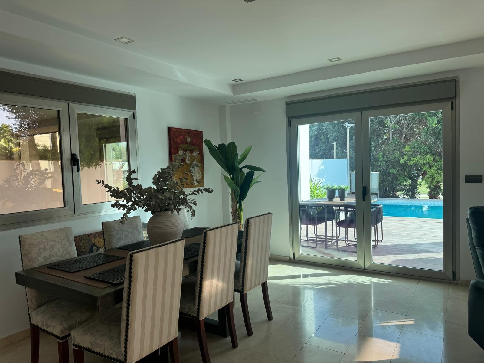 Chalet de lujo con Ascensor, Piscina y Jacuzzi Exterior en Pau 5 – Campo de Golf Alicante