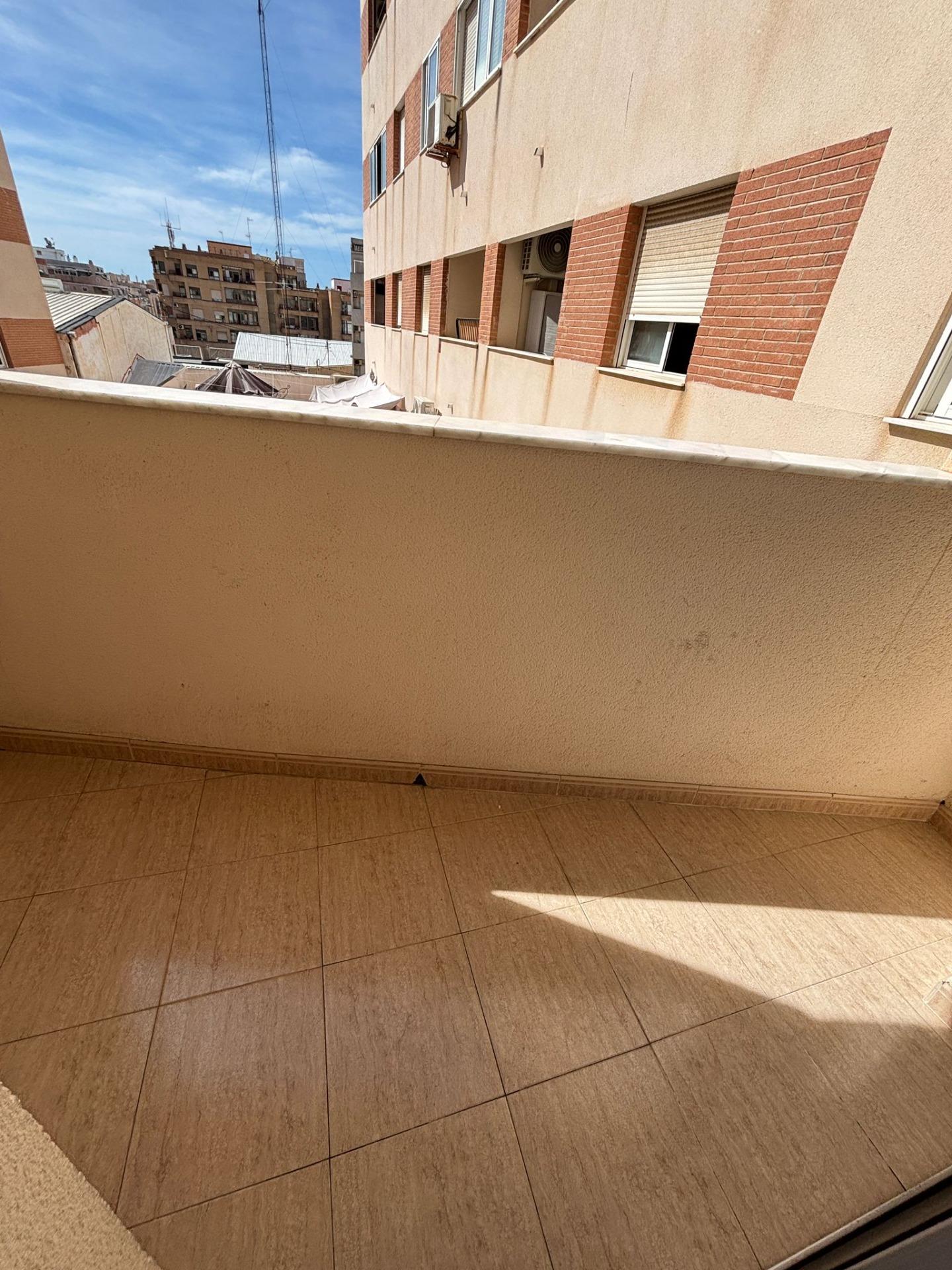Charmant West-Facing Appartement in het hart van Torrevieja, garage optioneel
