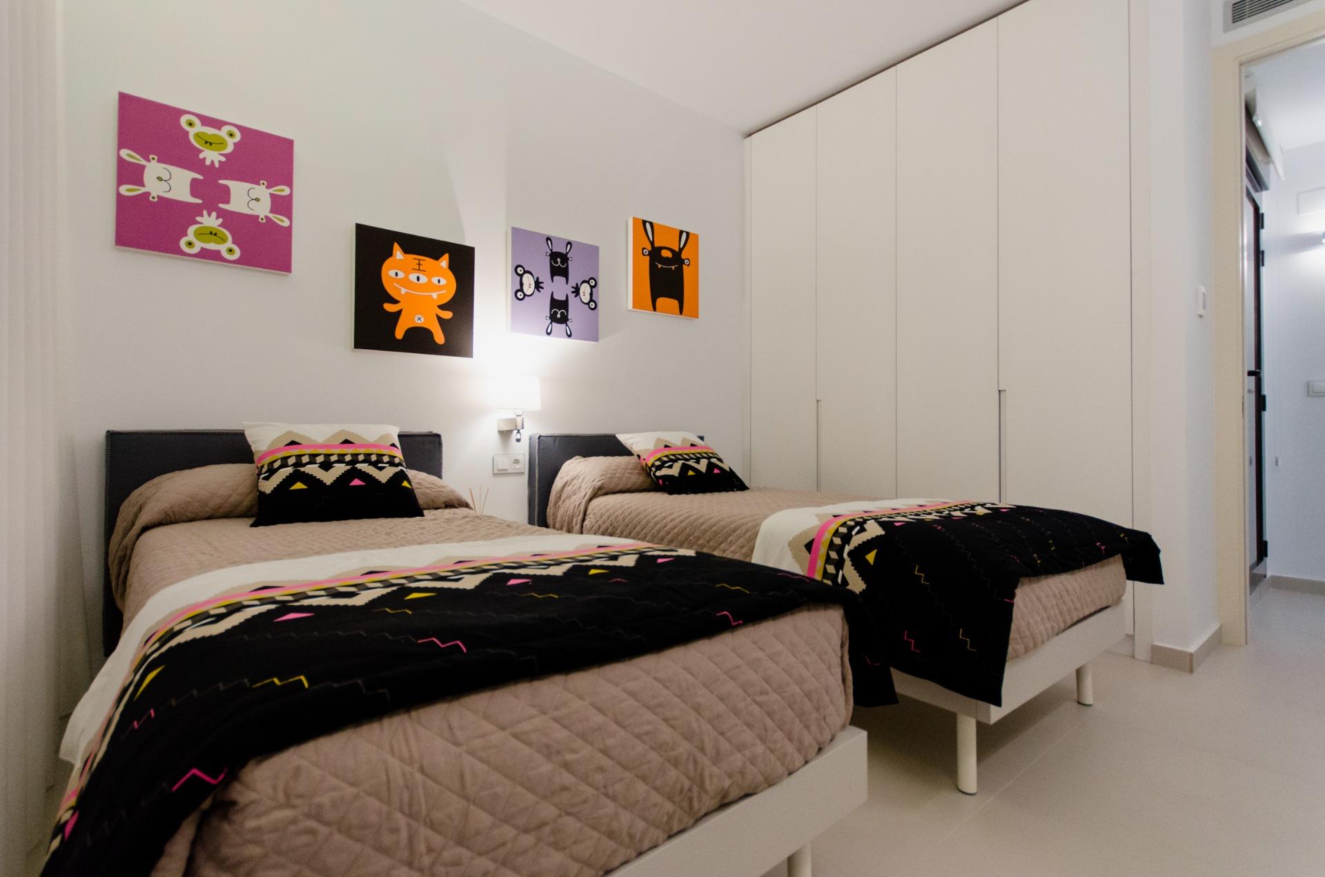 NIEUW GEBOUW IN ORIHUELA COSTA. 4 BEDROOMS. EEN KORTE WANDELING NAAR HET STRAND OP SLECHTS 350 METER AFSTAND.