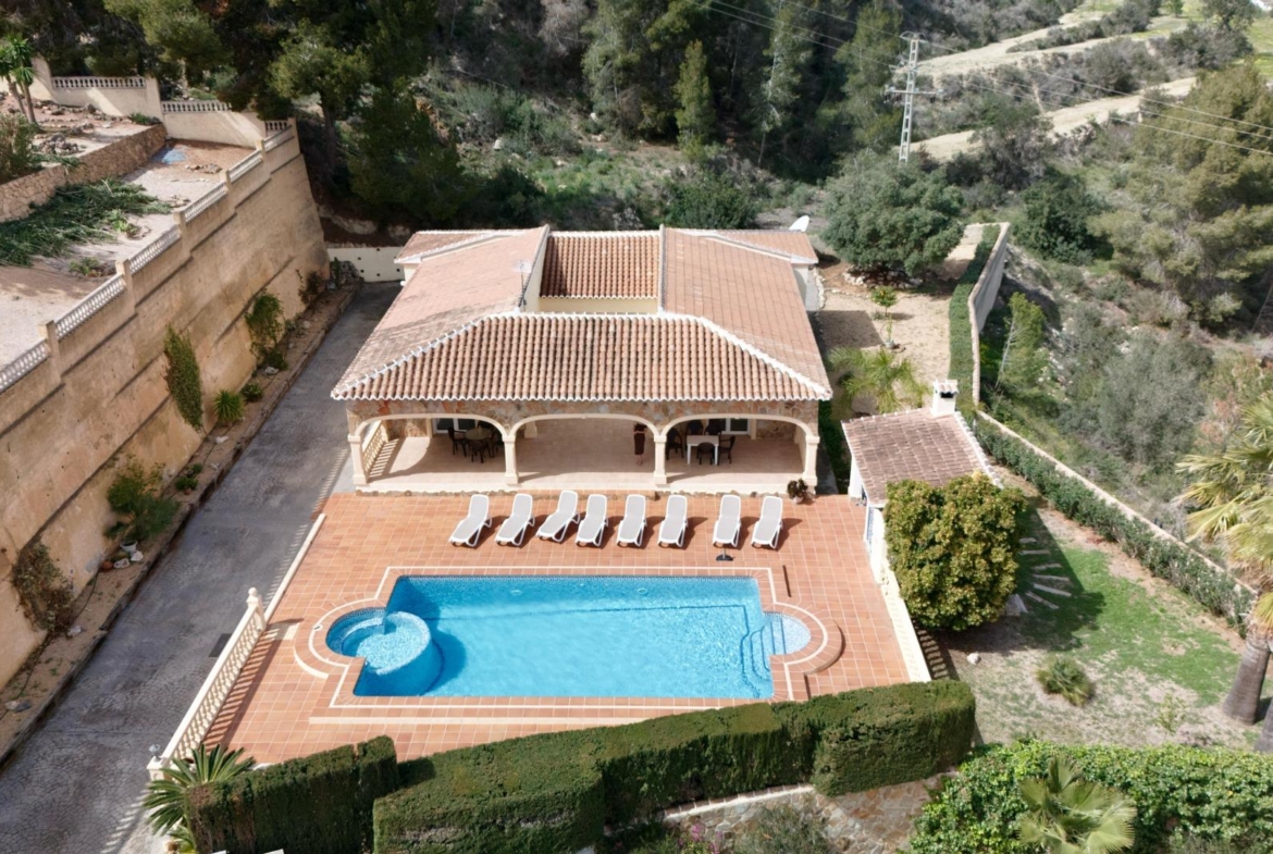 Exclusive Mediterranean villa in Calpe with large pool and panoramic views