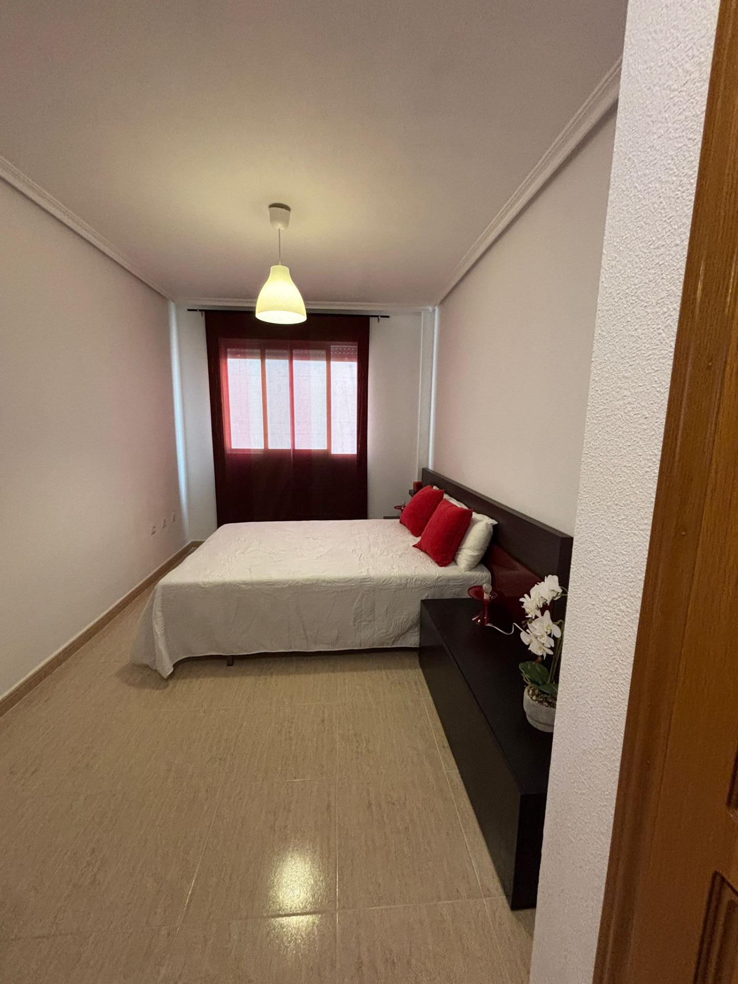 Charmant West-Facing Appartement in het hart van Torrevieja, garage optioneel