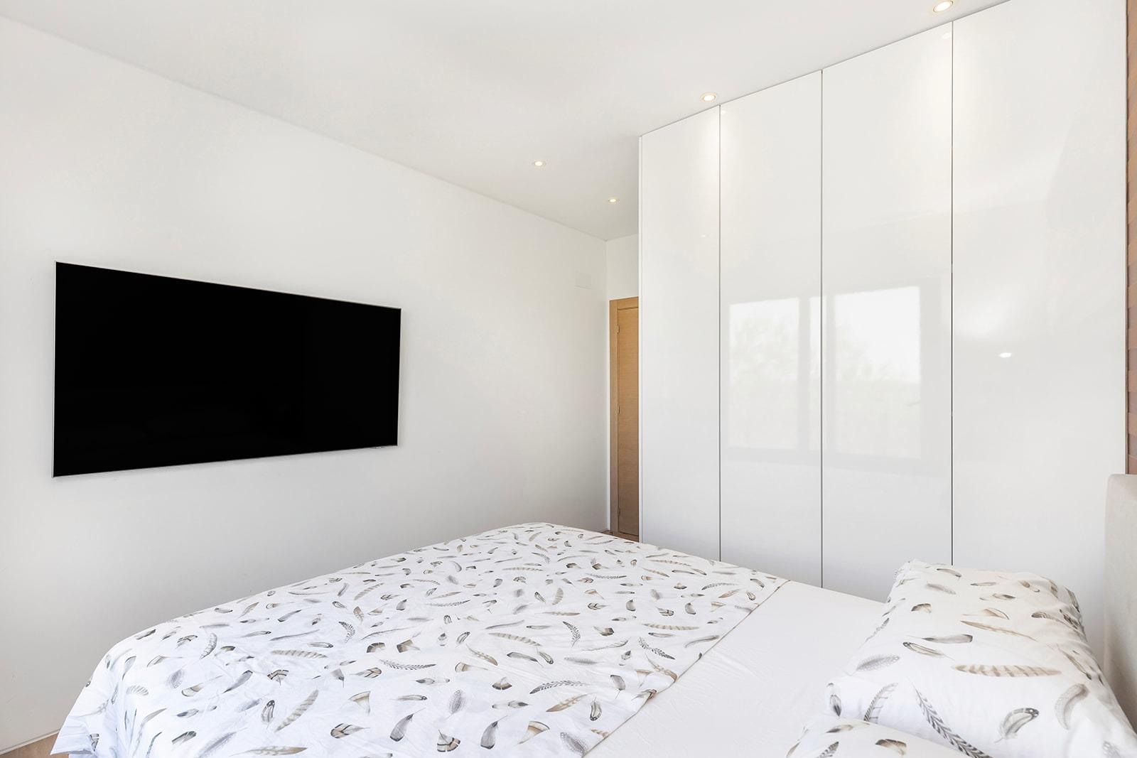 6-12-25 LAS COLINAS. ATICO CON SOLARIUM ENORME PRIVADO. 2 DORM. 2BAÑOS. GARAJE+TRASTERO.