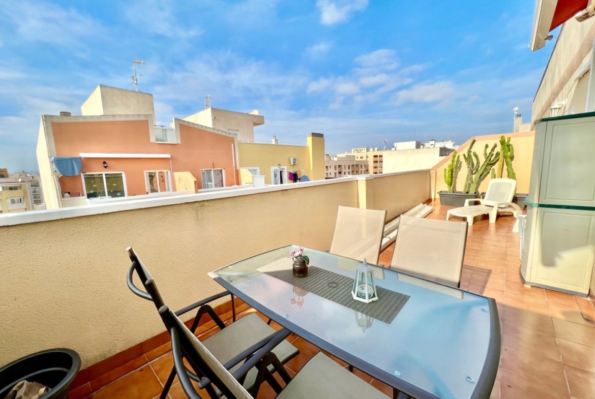 Penthouse met 30m2 terras. Zuidwaarts. 400m van het strand. Toeristenvergunning. Centrale locatie.