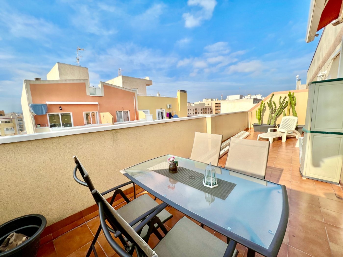Penthouse met 30m2 terras. Zuidwaarts. 400m van het strand. Toeristenvergunning. Centrale locatie.