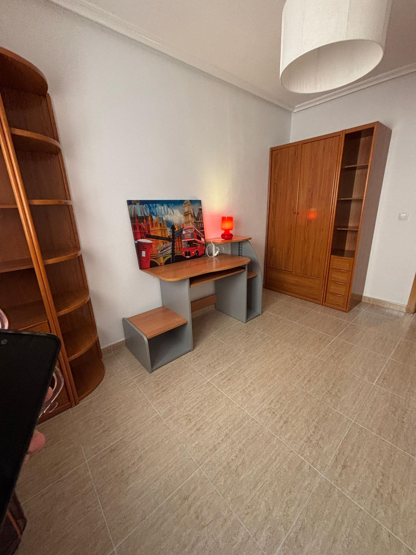 Charmant West-Facing Appartement in het hart van Torrevieja, garage optioneel