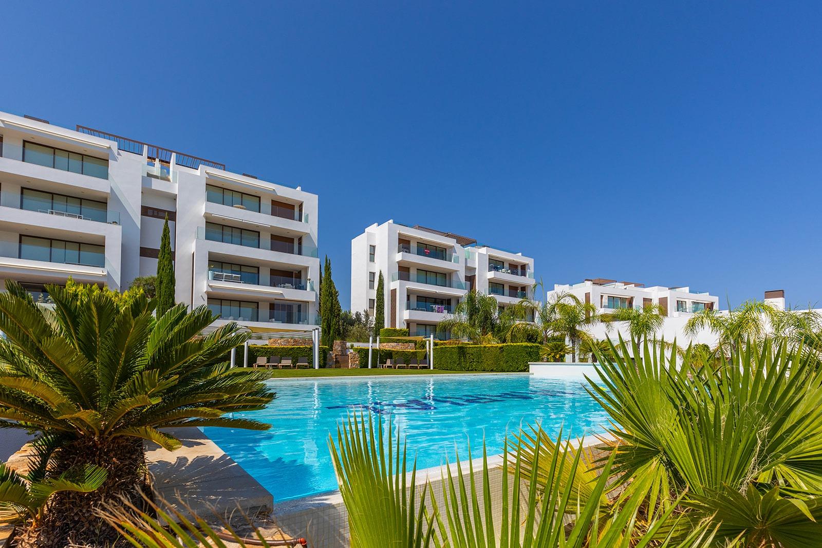 6-13-25 LAS COLINAS. ATICO CON SOLARIUM ENORME PRIVADO. 2 DORM. 2BAÑOS. GARAJE+TRASTERO.