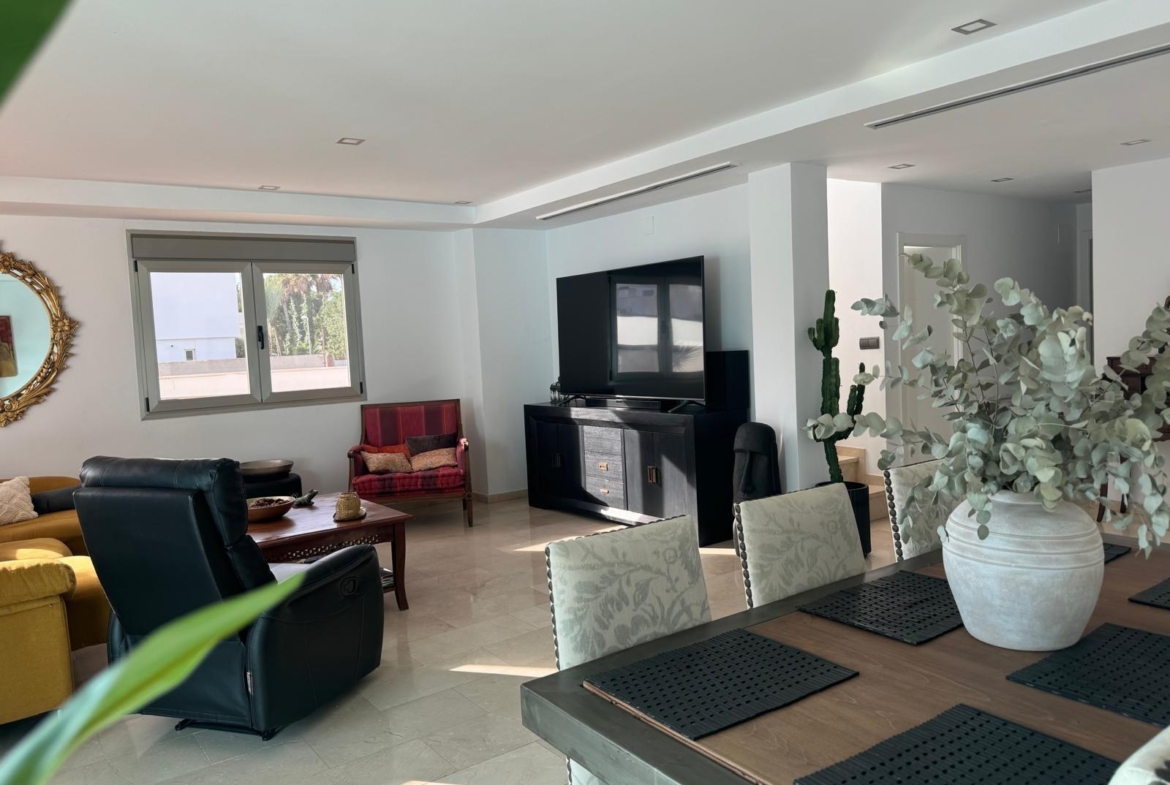 Chalet de lujo con Ascensor, Piscina y Jacuzzi Exterior en Pau 5 – Campo de Golf Alicante