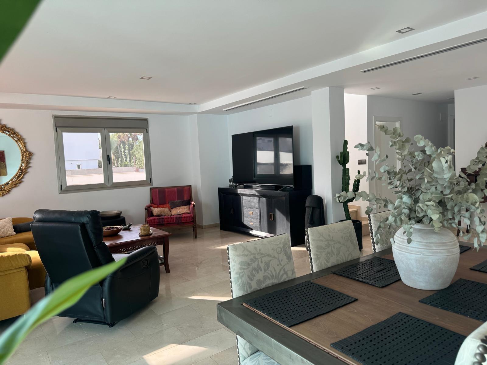 Chalet de lujo con Ascensor, Piscina y Jacuzzi Exterior en Pau 5 – Campo de Golf Alicante