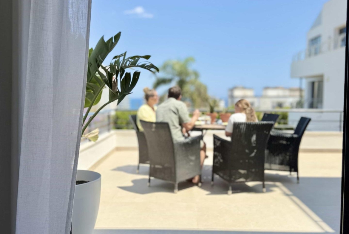 Oasis Mediterráneo en Playa de San Juan: Elegancia y Confort a Pasos del Mar