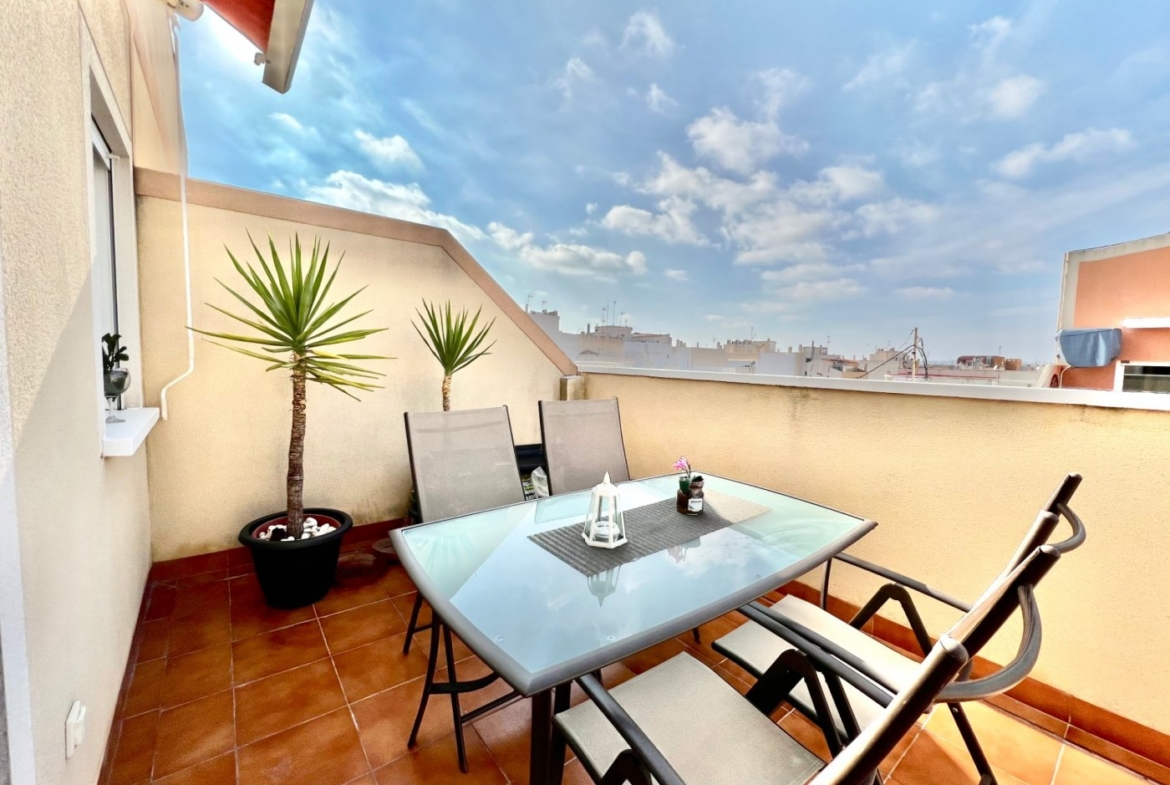 Penthouse met 30m2 terras. Zuidwaarts. 400m van het strand. Toeristenvergunning. Centrale locatie.